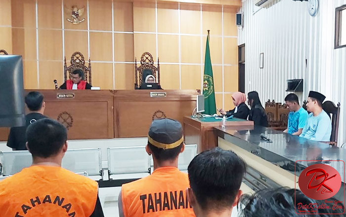 Terdakwa Sulfajar alias Sul (Kopiah) dan Terdakwa Junait alias Nait pada sidang mendengarkan keterangan Saksi dari Kepolisian Polresta Samarinda. (foto: LVL)
