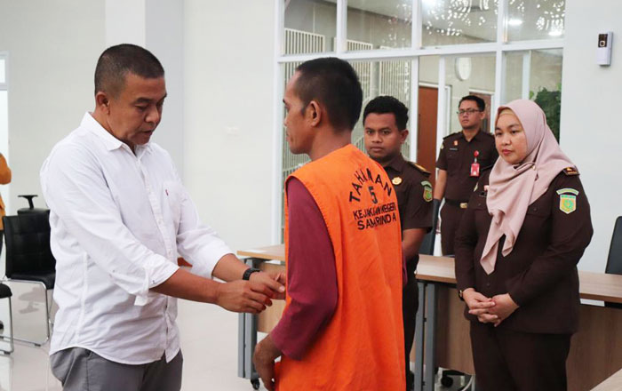 Kajari Samarinda Firmansyah Subhan melepas Rompi tahanan Tesangka Andi Abdul Haris setelah memperoleh Keadilan Restoratif. (foto: Exclusive)