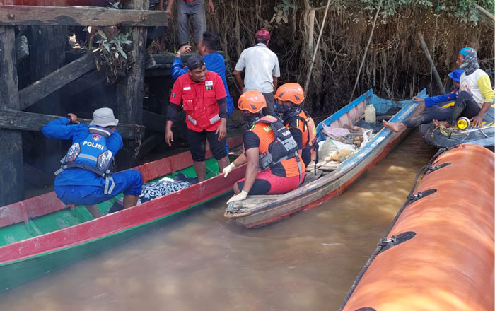 Tim SAR Gabungan mengevakuasi mayat Abraham Gunawan. (foto: Tim SAR)