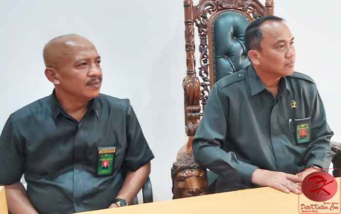 Ketua Pengadilan Negeri Samarinda Darius Naftali, SH, MH (kanan) didampingi Panitera PN Samarinda Hadi Riyanto, SH. (foto: LVL)