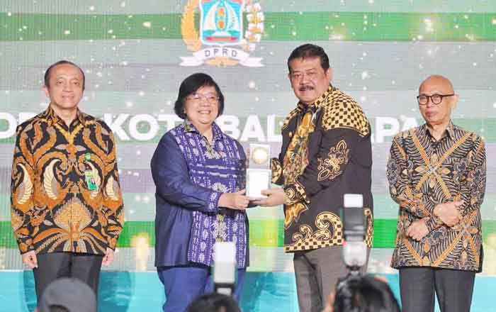 Menteri LHK Siti Nurbaya serahkan Penghargaan Green Leadership Nirwasita Tantra 2022 kepada Ketua DPRD Kota Balikpapan Abdulloh, S.Sos. (foto: hms)