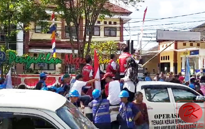 Ratusan Buruh TKBM Komura Samarinda bersama istri menggelar aksi demonstrasi di PN Samarinda, menuntut agar Putusan Pengadilan segera dieksekusi terkait upah Buruh yang ditangguhkan pembayarannya PT PSP. (foto: LVL)