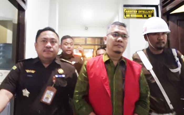 SK, mantan Wali Kota Kendari ditahan dalam perkara dugaan Tindak Pidana Korupsi perizinan PT Alfa Midi dan permintaan saham. (foto: Exclusive)
