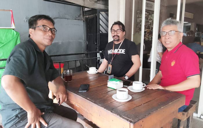Panitia Wartawan Legend Award Charles Siahaan (kanan) Faisal Rachman (tengah) dan Suriyatman. (foto: Exclusive)