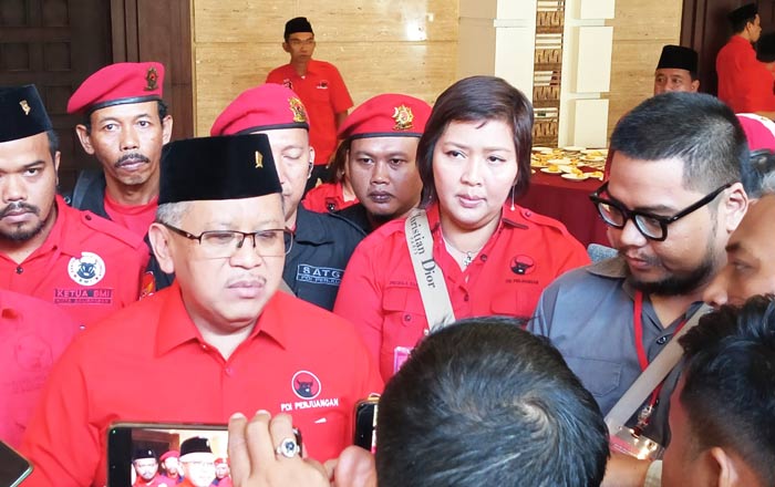 Sekretaris Jenderal DPP PDIP Hasto Kristiyanto memberikan keterangan kepada sejumlah awak media di sela-sela Rakerda III DPD PDIP Kaltim. (foto: Exclusive)