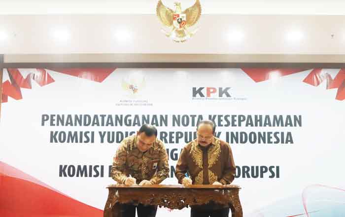 Ketua KY Amzulian Rifai dan Ketua KPK FirlI Bahuri tandatangani MoU dalam rangka mempertajam upaya pemberatasan Tindak Pidana Korupsi. (foto: KY)