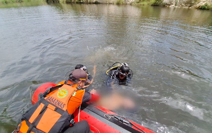 Tim SAR Gabungan menemukan mayat Krisna saat melakukan penyelaman ke dalam kolam bekas galian Tambang Batubara. (foto: Tim SAR)