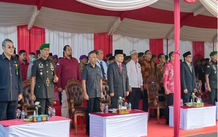 Wakil Ketua DPRD Kota Balikpapan Subari mengikuti upacara dalam rangka HUT Ke-65 Kodam VI/Mlw. (foto: Exclusive)