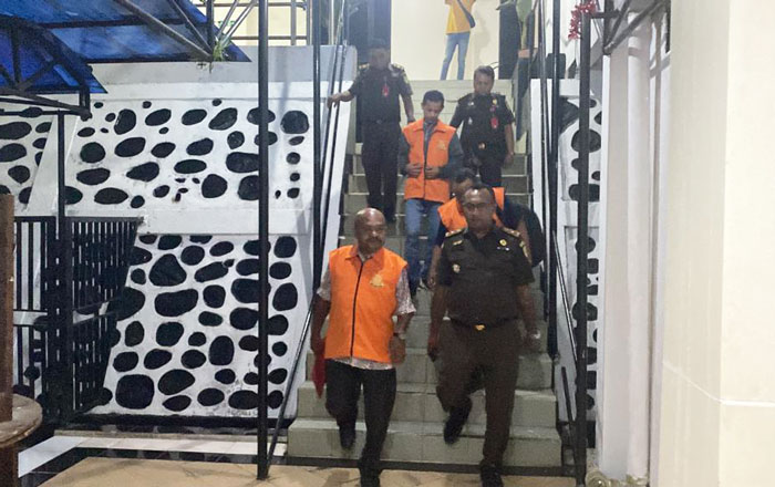 Ketiga Tersangka AWI, RLL, dan P ditahan Kejati Papua dalam sangkaan Tindak Pidana Korupsi pemberian fasilias KMK-Konstruksi. (foto: Exclusive)