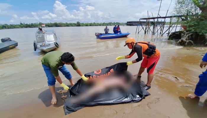 Proses evakuasi mayat Ramadhani Tri C (Dani), Crew Tongkang Sumber Kapuas 211 yang dilaporkan tenggelam di Perairan Sungai Mahakam. (foto: Tim SAR)