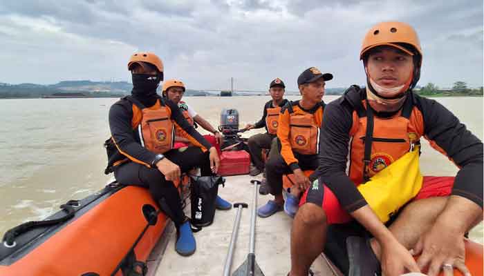 Tim SAR Gabungan lanjutkan pencarian Ramadhani Tri C, seorang crew Tongkang Sumber Kapuas 211 yang dilaporkan tenggelam di Perairan Sungai Mahakam. (foto: Tim SAR)