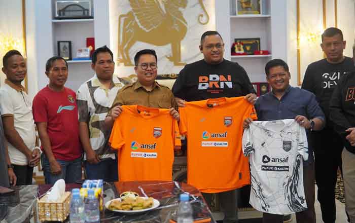 Wakil Bupati Kukar Rendi Solihin bersama Presiden Borneo FC Nabil Husein dalam silaturrahmi sekaligus penjajakan untuk menggelar Liga 1 di Stadion Aji Imbut Tenggarong. (foto: Exclusive)