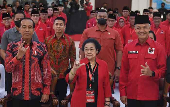 Ketua Umum PDIP Prof. Dr. (H.C) Megawati Soekarnoputri diapit Presiden Jokowi dan Calon Presiden dari PDIP Ganjar Pranowo. (foto: Exclusive)