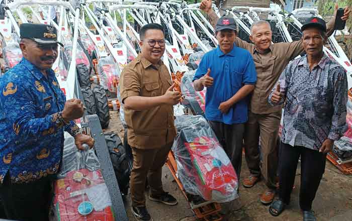 Wakil Bupati Kukar Rendi Solihin salurkan 27 unit Hand Traktor kepada 16 Gapoktan di Kecamatan Tenggarong Seberang. (foto: Exclusive)
