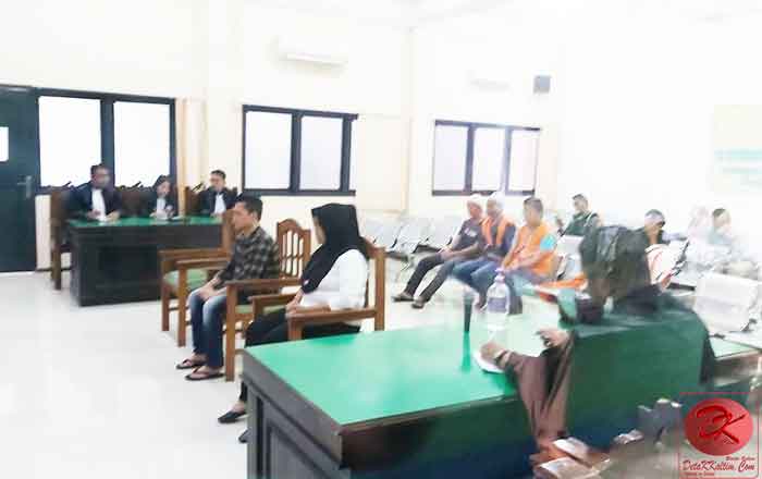 Terdakwa Mohammad Rendy dan Terdakwa Sari Ervinawati mendengarkan pembacaan Putusan. (foto: LVL)