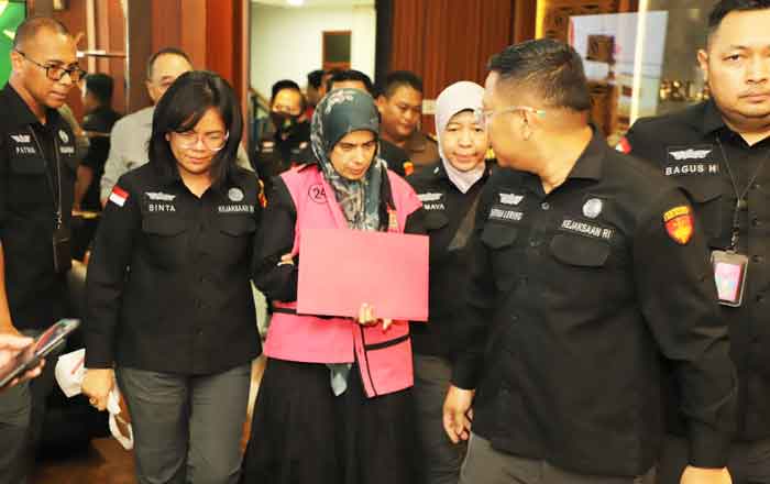 Tersangka SB, Direktur PT Bukaka Tehnik Utama digiring petugas Kejaksaan ke Rutan Salemba. (foto: Exclusive)
