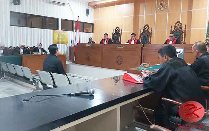Terdakwa Wendy, Direktur Utama PT MJC tampak tenang mendengarkan pembacaan Amar Putusan Sela Majelis Hakim. (foto: LVL)
