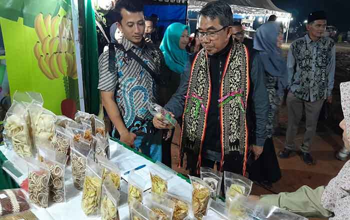 Bupati Kutim Ardiansyah Sulaiman saat mengunjungi stand bazar Roadshow UMKM. (foto: Ist)