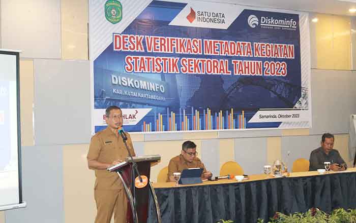 Kepala Dinas Kominfo Kukar Dafip Haryanto membuka kegiatan Desk Verifikasi Meta Data Kegiatan Statistik Sektoral, bagi Perangkat Daerah di Lingkungan Pemkab Kukar Tahun 2023. (foto: Exclusive)