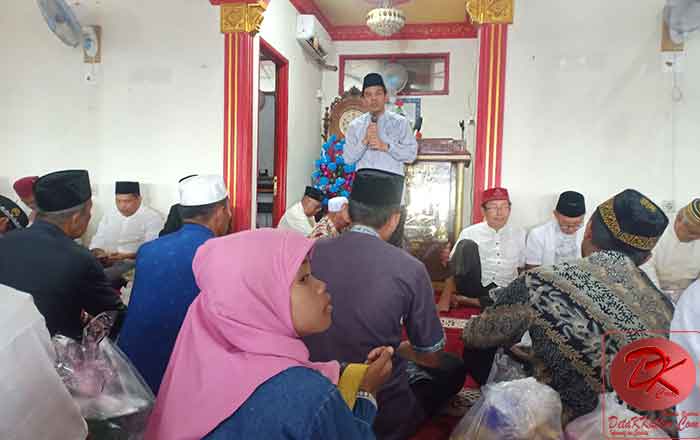 Camat Loa Janan Heri Rusmadi pada acara Maulid Nabi Muhammad SAW di Masjid Muhammad Chengho Desa Batuah. (foto: Alim)