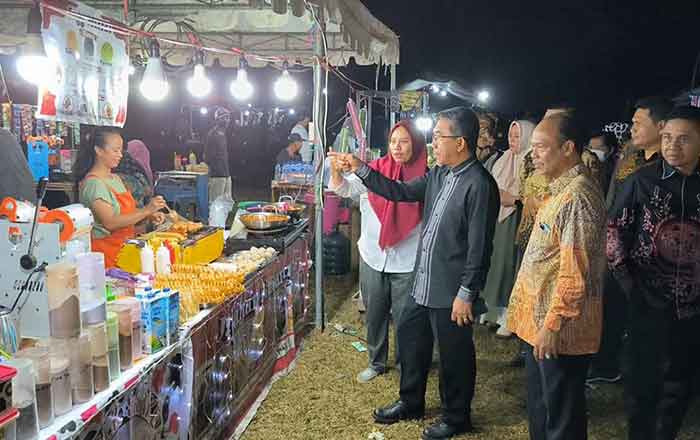 Bupati Ardiansyah dalam momen pembukaan bazar UMKM di Rantau Pulung. (foto: Pro Kutim)