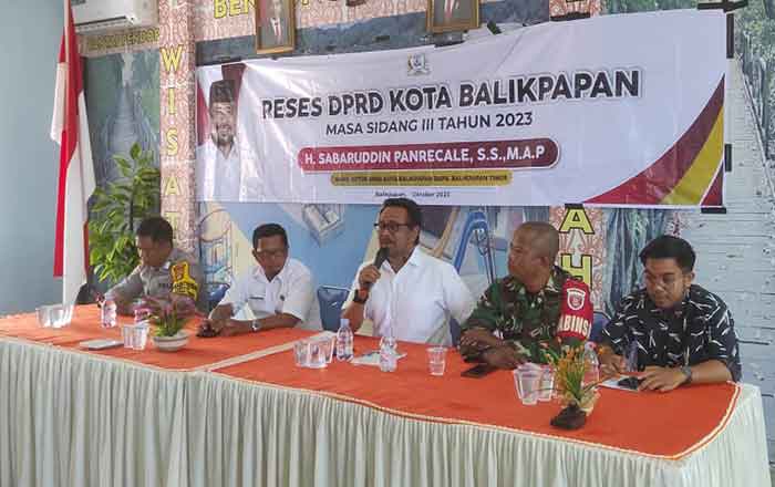 Wakil Ketua DPRD Kota Balikpapan Sabaruddin Panrecalle menyerap aspirasi warga. (foto: Roni)