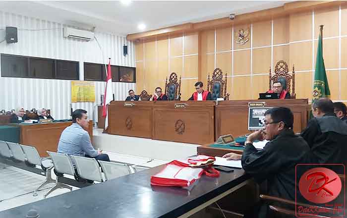 Terdakwa Wendy, Direktur Utama PT MJC mendengarkan Eksepsi yang dibacakan Penasehat Hukumnya. (foto: LVL)