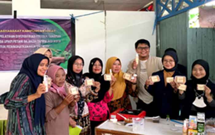 Tim Pengabdian Masyarakat UMKT bersama masyarakat melakukan inovasi pembuatan Sabun dan Lulur dari Tanaman Bajakah. (foto: Exclusive)