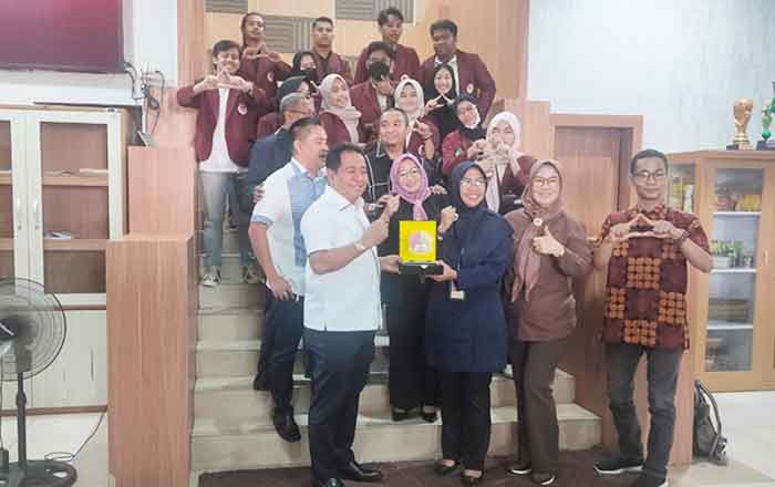Sekretaris Komisi 3 DPRD Balikpapan Kamaruddin Ibrahim menerima kunjungan Mahasiswa Unmul. (foto: Rony)