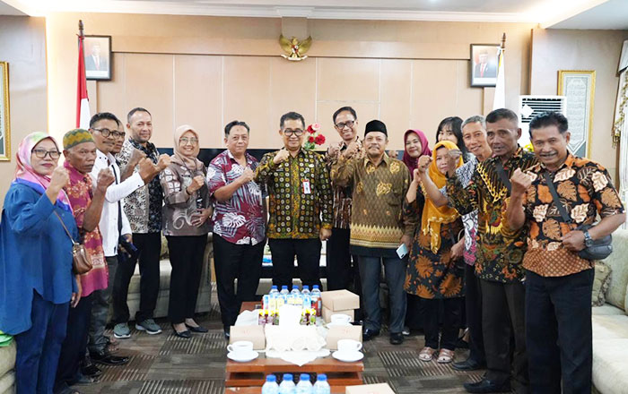 Pj. Gubernur Kaltim Akmal Malik bertemu sejumlah warga transmigran dari Kelurahan Simpang Pasir, Kecamatan Palaran, Samarinda, yang menantikan pembayara ganti rugi lahan mereka setelah menang gugatan hingga Mahkamah Agung. (foto: Exclusive)