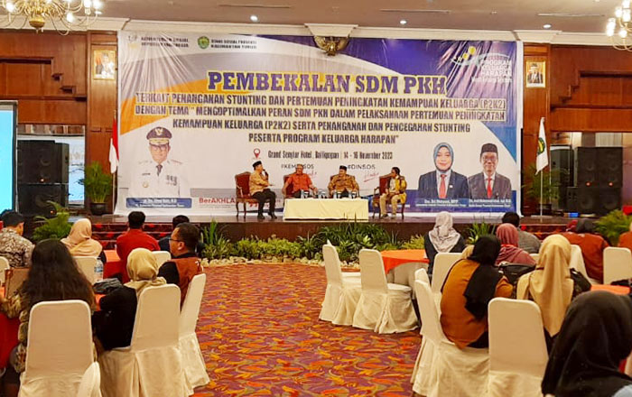 Kegiatan pembekalan SDM PKH Dinsos Kaltim di Hotel Grand Senyiur Balikpapan. (foto: Exclusive)