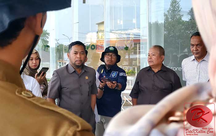 Ketua Komisi 3 DPRD Bontang Amir Tosina beserta rombongan melakukan kunjungan lapangan di BCM mengenai limbah. (foto: DK)