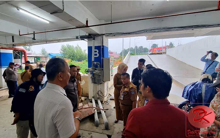 Manager BCM (Kemeja Putih bergaris) menunjukkan lokasi limbah yang mengeluarkan aroma tak sedap, kepada rombongan Komisi 3 DPRD Bontang. (foto: DK)