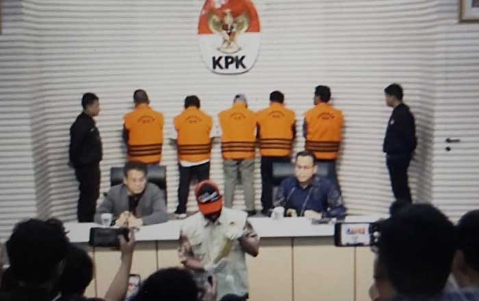 Wakil Ketua KPK Johanis Tanak didampingi Plt Juru Bicara KPK Ali Fikri menyampaikan lima dari sebelas orang yang terjaring OTT KPK telah ditetapkan sebagai Tersangka beberapa waktu lalu. (foto: LVL)
