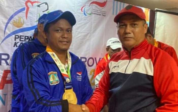 Kepala Bidang Olahraga Disporapar Kota Balikpapan M Norhan serahkan medali kepada salah satu peraih medali. (foto: Roni)