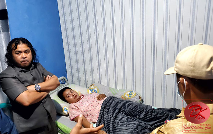 Wakil Ketua DPRD Bontang Agus Haris saat menyambangi kediaman korban penyerangan Buaya. (foto: DK)