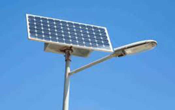 Lampu jalan dengan tenaga matahari sejenis ini kini menerangi jalan di Desa Tanjung Batu, Tenggarong Seberang. (foto: Ist)