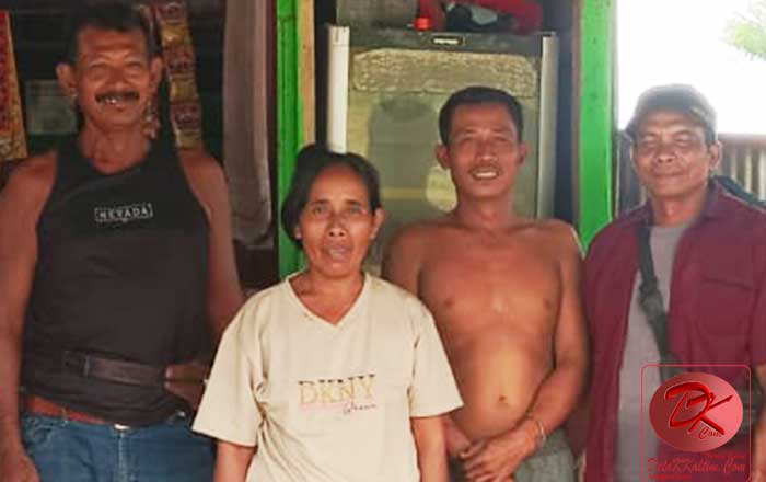 Siti bersama suaminya dan warga Desa Giri Agung lainnya yang turut mengeluhkan sulitnya mendapatkan air bersih di tempatnya. (foto: ib)
