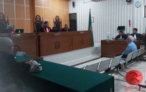 Terdakwa Irawansyah mendengarkan pembacaan Putusan Majelis Hakim. (foto: LVL)