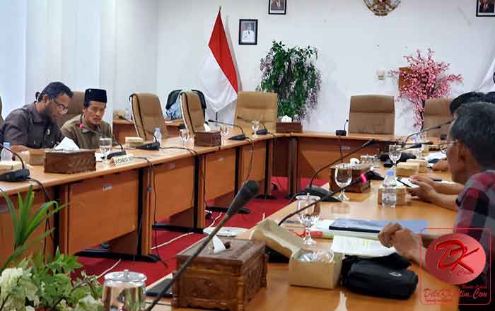 Ketua Komisi 3 DPRD Bontang Amir Tosina pimpin RDP sengketa lahan warga. (foto: DK)