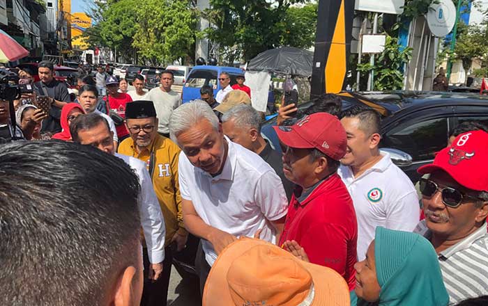 Calon Presiden Ganjar Pranowo menyapa warga di Pasar Baru Balikpapan. (foto: Exclusive)