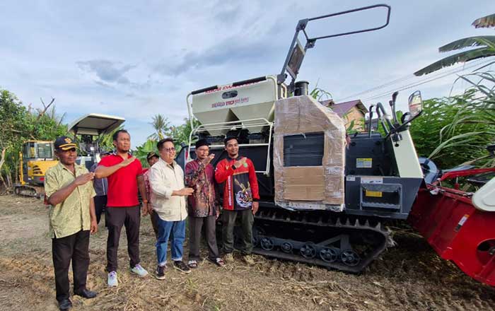 Rendi Solihin, Wakil Bupati Kukar salurkan bantuan kepada kelompok tani di Desa Bukit Raya, Kecamatan Tenggarong Seberang. (foto: Exclusive)