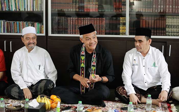 Ganjar bersama Pengasuh Pondok Pesantren Syaichona Cholil Balikpapan, KH. Muhammad Ali Cholil. (foto: Exclusive)