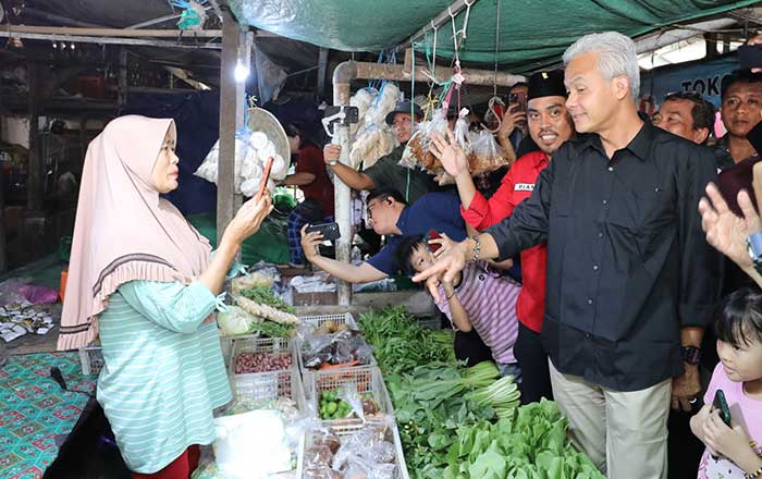Capres Ganjar Pranowo menyapa masyarakat sekaligus mengecek harga bahan-bahan pangan di Pasar Loa Kulu, Kukar. (foto: Exclusive)