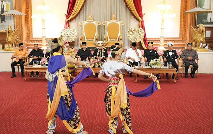 Capres Ganjar Pranowo menyaksikan tarian bersama Sultan Kutai Kartanegara Ing Martadipura Aji Muhammad Arifin, dalam lawatannya ke Kedaton Kutai Kartanegara. (foto: Exclusive)