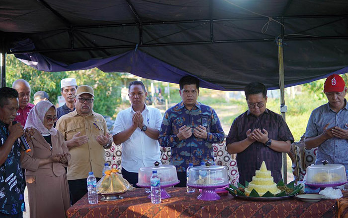 Wakil Bupati Kukar Rendi Solihin pada peresmian penyediaan listrik di RT 9, Senipah, yang dihadiri Wakil Ketua DPRD Kaltim Muhammad Samsun. (foto: Exclusive)