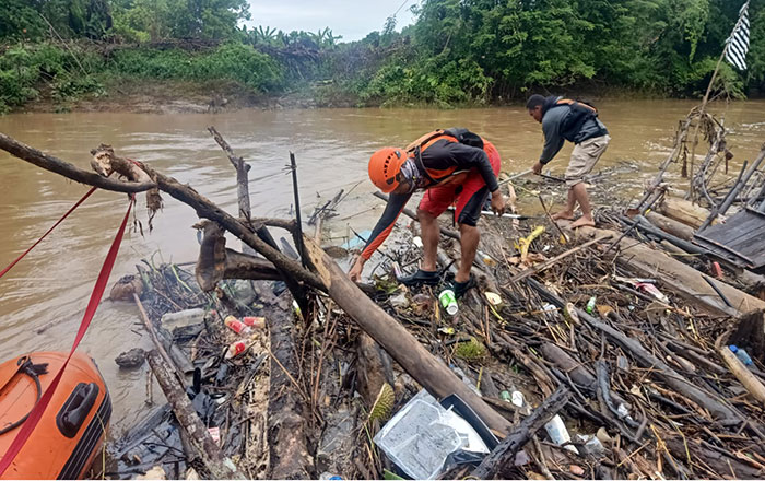 Tim SAR Gabungan melakukan pencarian di sepanjang Sungai Desa Ngayau. (foto: Tim SAR)