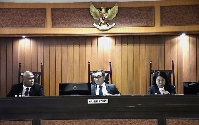Majelis Komisi KPPU menggelar sidang dugaan pelanggaran Pasal 5 UU No. 5/1999, terkait Kesepakatan Tarif Penyediaan Jasa Depo Peti Kemas di Pelabuhan Panjang Lampung. (foto: Exclusive)