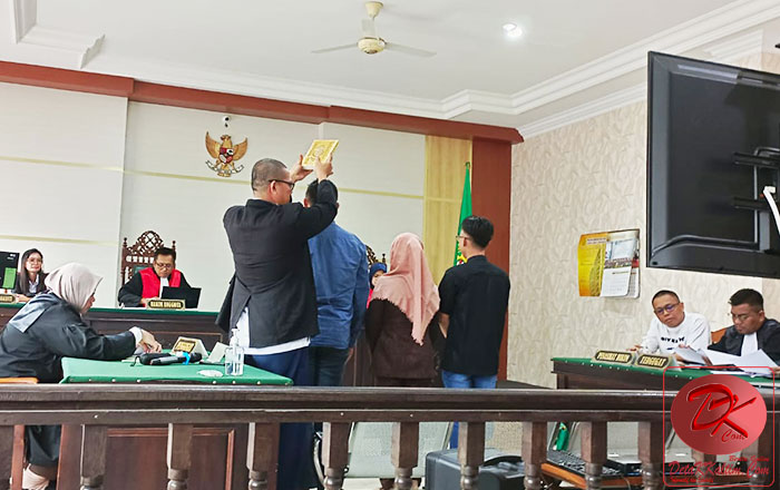 Tiga Saksi korban diambil sumpah sebelum memberikan keterangan di Persidangan. (foto: Ib)
