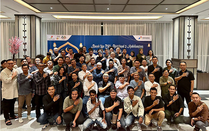 Puluhan Wartawan dari Samarinda dan Kutai Kartanegara usai Buka Puasa Bersama dengan SKK Migas- PT PHM menunjukkan symbol Salam Berakhlak. (foto: Exclusive)